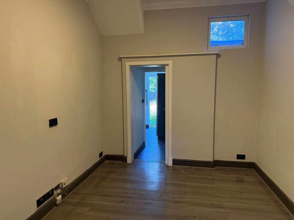 Lot: 70 - GROUND FLOOR FLAT IN CENTRAL LOCATION WITH GARDEN AND PARKING - Living room with doorway to kitchen